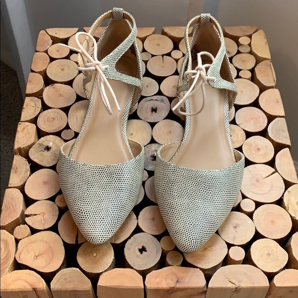 Gap tie front flats